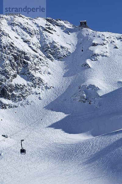 Europa Berg Winter schnitzen Skisport Ski Spur Verbier Seilbahn Schotterstrasse Schweiz