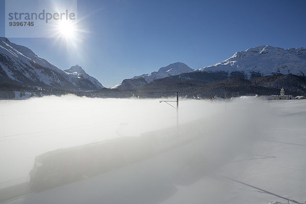 Europa Winter Nebel Zug Hotel Kanton Graubünden Engadin Schweiz Nebelmeer