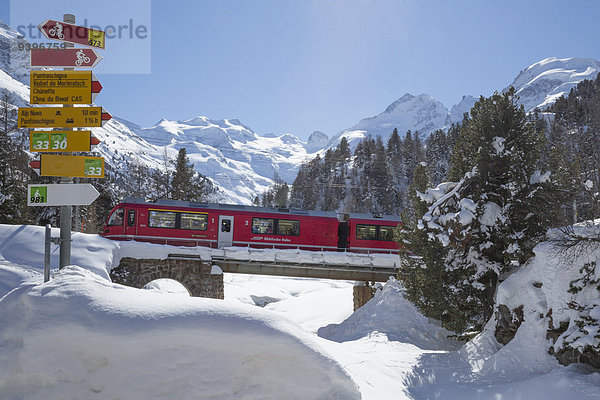 Europa Winter Weg Zug Wegweiser Kanton Graubünden Engadin Wanderweg Schweiz