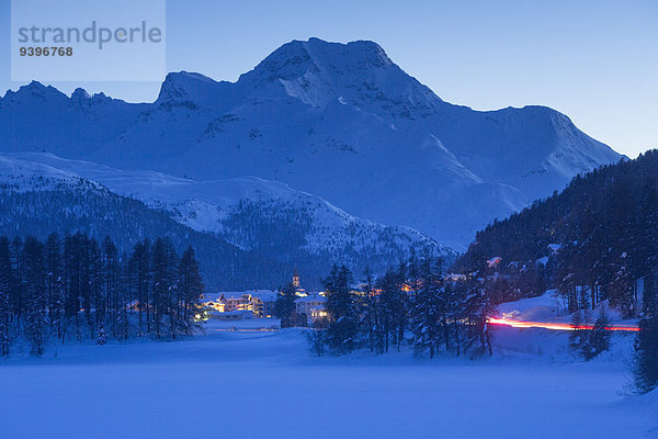 Europa Berg Winter Kanton Graubünden Silvaplanersee Engadin Schweiz Straßenverkehr