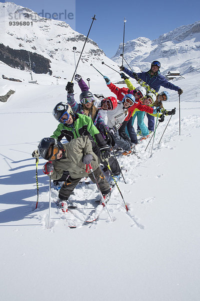 Europa Winter schnitzen Skisport Ski Kanton Graubünden Schweiz Wintersport Skischule