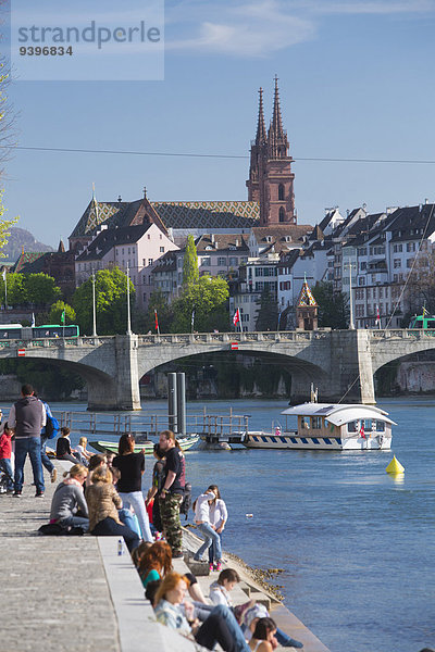 Wasser Europa Mensch Menschen Stadt Großstadt Boot fließen Fluss Schiff Basel Schweiz Gewässer