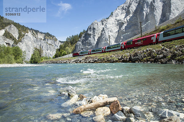 Wasser Europa fließen Fluss Zug Surselva Schlucht Kanton Graubünden Schweiz Gewässer