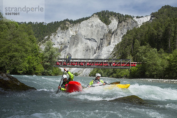 Wasser Frau Mann Sport Wassersport fließen Fluss Zug Kanu Kajak Schlucht Kanton Graubünden Gewässer