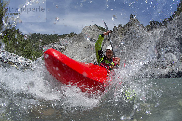 Wasser Frau Sport Wassersport fließen Fluss Kanu Kajak Schlucht Kanton Graubünden Gewässer