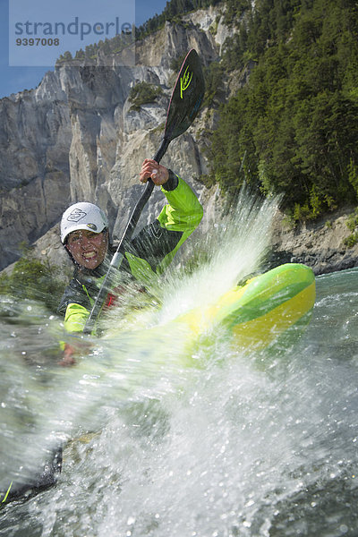 Wasser Frau Sport Wassersport fließen Fluss Kanu Kajak Schlucht Kanton Graubünden Gewässer