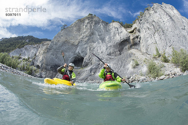 Wasser Frau Mann Sport Wassersport fließen Fluss Kanu Kajak Schlucht Kanton Graubünden Gewässer