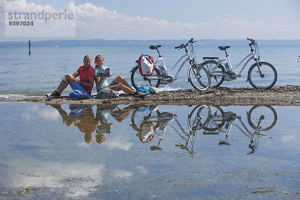 Wasserrand Frau Mann Fahrradfahrer Fahrrad Rad Bodensee Fahrrad fahren Elektrofahrrad Ebike