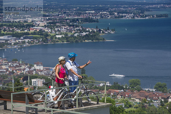 Frau Mann Fahrradfahrer Fahrrad Rad Bodensee Fahrrad fahren