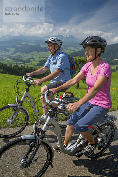 Frau Mann Fahrradfahrer Fahrrad Rad Fahrrad fahren Elektrofahrrad Ebike