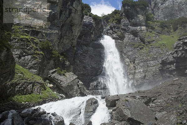 Europa Berg Wasserfall Surselva Kanton Graubünden Stausee Schweiz