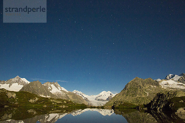 Europa Berg Dunkelheit Nacht Spiegelung See Eis Moräne Bergsee Schweiz Aletschgletscher