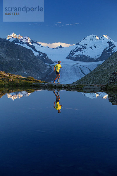 Freizeit Berg Abenteuer rennen Eis Läufer Moräne Aletschgletscher