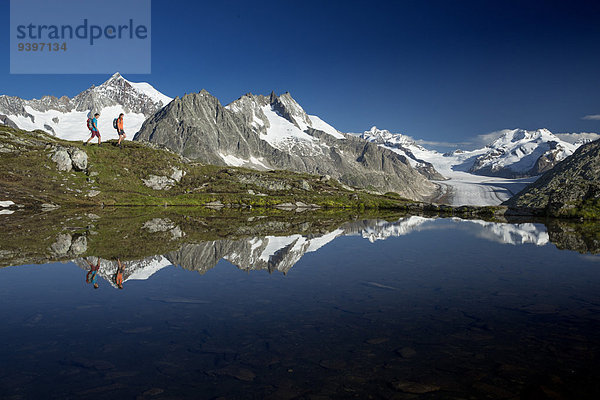 Freizeit Europa Berg gehen Abenteuer Weg Spiegelung See Eis wandern Moräne Wanderweg Bergsee Schweiz Aletschgletscher
