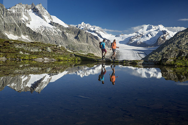 Freizeit Frau Berg Mann gehen Abenteuer Weg Spiegelung See Eis wandern Moräne Wanderweg Bergsee Aletschgletscher