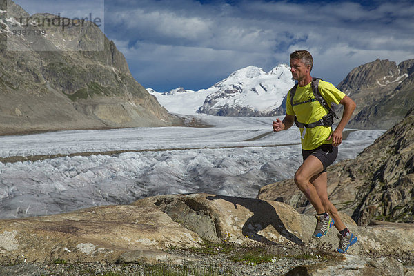 Freizeit Berg Mann Abenteuer rennen Eis Läufer Moräne Aletschgletscher