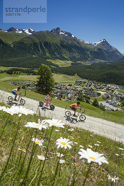 Frau Mann Sommer Fahrrad Rad Dorf gehen Kickboard Kanton Graubünden Roller Fahrrad fahren
