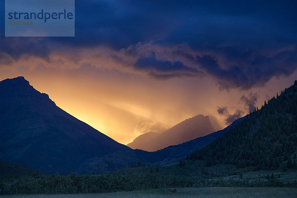 Vereinigte Staaten von Amerika USA Nationalpark Landschaftlich schön landschaftlich reizvoll Berg Amerika Beleuchtung Licht Landschaft Unwetter Nordamerika Rocky Mountains Alberta Kanada Stimmung Wetter