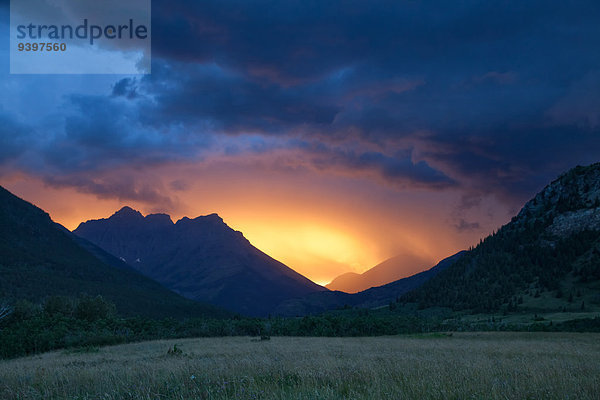 Vereinigte Staaten von Amerika USA Nationalpark Landschaftlich schön landschaftlich reizvoll Berg Amerika Beleuchtung Licht Landschaft Unwetter Nordamerika Rocky Mountains Alberta Kanada Stimmung Wetter