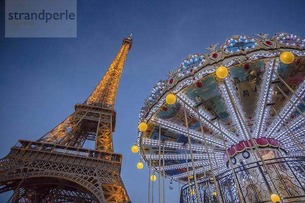 Paris Hauptstadt Frankreich Europa Attraktivität Abend Großstadt Architektur Wahrzeichen Turm bunt Beleuchtung Licht Eiffelturm UNESCO-Welterbe Tourismus