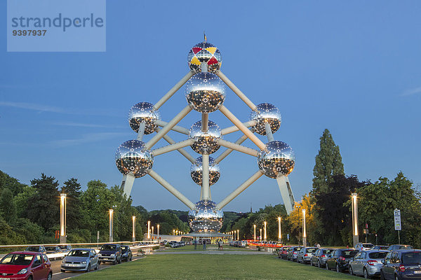 Europa Abend Brüssel Hautpstadt Reise Großstadt Architektur Wahrzeichen Tourismus Atomium Belgien Expo