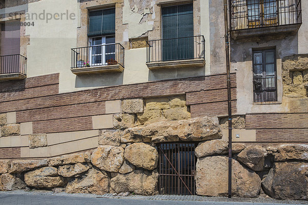 Europa reifer Erwachsene reife Erwachsene Wand Eingang Reise Großstadt Architektur Geschichte Tourismus UNESCO-Welterbe Katalonien römisch Spanien Tarragona