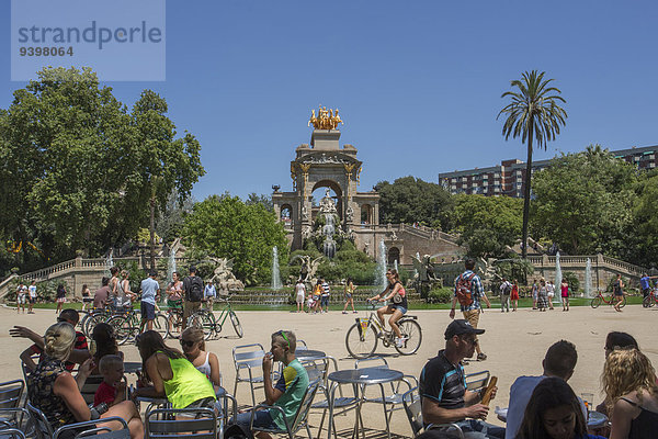 Europa Entspannung Reise Großstadt Architektur bunt Wasserfall Sonnenlicht Terrasse Fahrrad Rad Tourismus Barcelona Katalonien Spanien