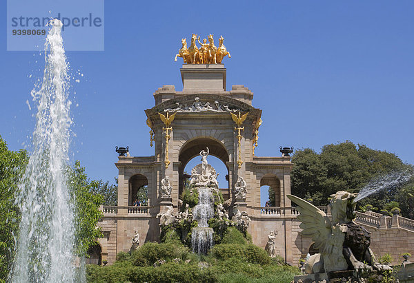 Springbrunnen Brunnen Fontäne Fontänen Europa Entspannung Reise Großstadt Architektur bunt Wasserfall Sonnenlicht Terrasse Tourismus Barcelona Katalonien Zierbrunnen Spanien