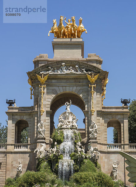 Springbrunnen Brunnen Fontäne Fontänen Europa Entspannung Reise Großstadt Architektur bunt Wasserfall Sonnenlicht Terrasse Tourismus Barcelona Katalonien Zierbrunnen Spanien