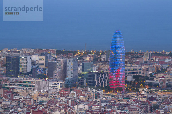 Panorama Skyline Skylines Europa Abend Reise Großstadt Architektur Turm blau rot Tourismus Barcelona Katalonien Spanien