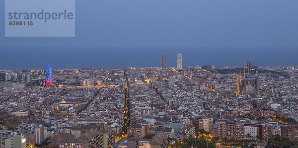Panorama Skyline Skylines Europa Abend Nacht Landschaft Reise Großstadt Architektur Turm Tourismus Barcelona Katalonien Innenstadt Sagrada Familia Spanien