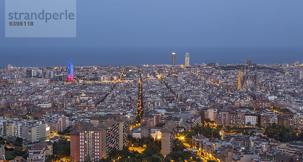 Panorama Skyline Skylines Europa Abend Nacht Landschaft Reise Großstadt Architektur Turm Tourismus Barcelona Katalonien Innenstadt Sagrada Familia Spanien