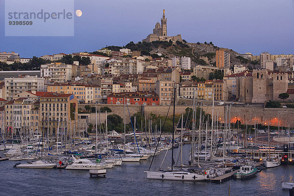 Stadtansicht Stadtansichten Frankreich Europa Großstadt Kirche Provence - Alpes-Cote d Azur Mondschein Hafen Abenddämmerung Marseille