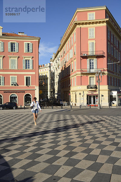 Frankreich Europa Frau gehen Quadrat Quadrate quadratisch quadratisches quadratischer Freundlichkeit Provence - Alpes-Cote d Azur Fußgänger
