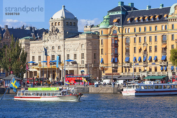 Stockholm Hauptstadt Sommer Boot Nybrokajen Nybroviken Schweden Straßenverkehr