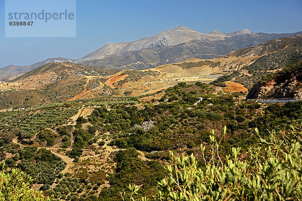 Gebirgslandschaft mit weißen Bergen  Kreta  Griechenland