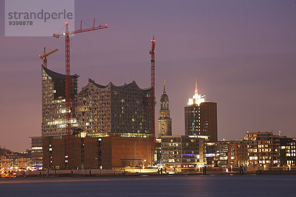 Elbphilharmonie in Hamburg am Abend  Deutschland