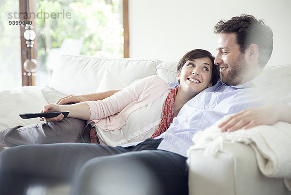 Paar fernsehen gemeinsam auf dem Sofa