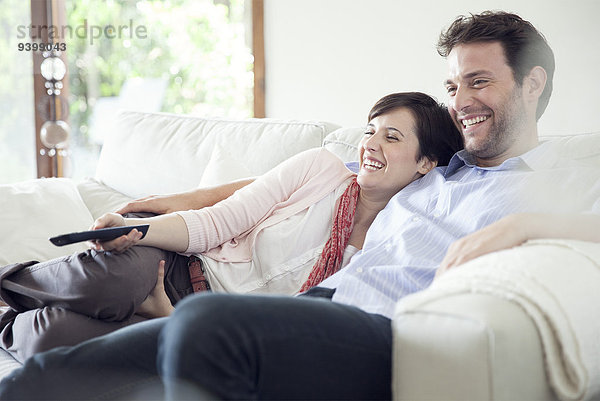 Paar fernsehen gemeinsam auf dem Sofa