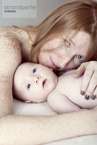 Mutter umarmt Baby  Portrait