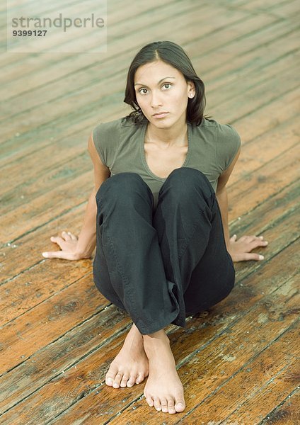 Frau auf dem Boden sitzend  Porträt