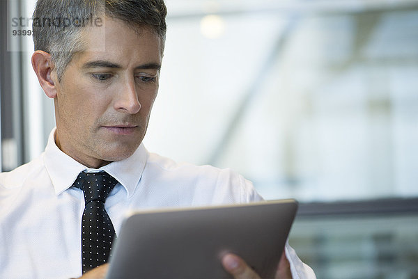 Geschäftsmann mit digitalem Tablett