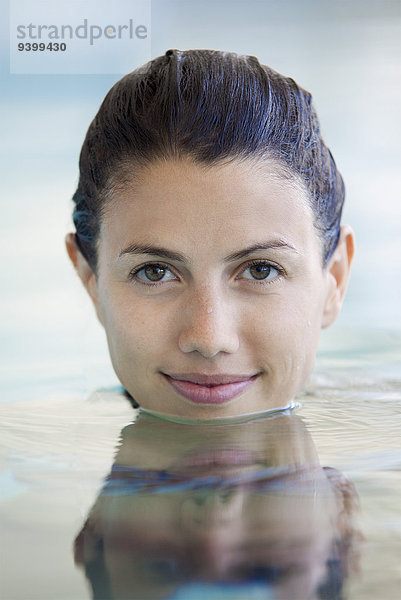 Frau entspannt im Schwimmbad  Portrait