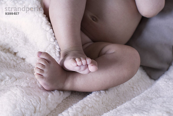 Nahaufnahme der nackten Füße des Babys