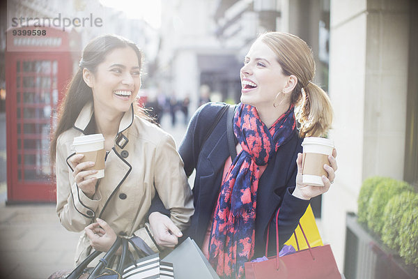 Frauen trinken gemeinsam Kaffee auf der Stadtstraße