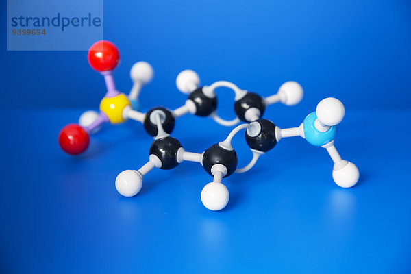 Molekulares Modell auf blauem Zähler