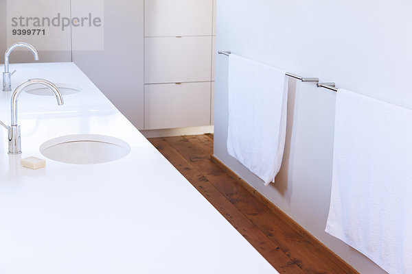 Handtücher  Waschbecken und Wasserhähne im modernen Bad
