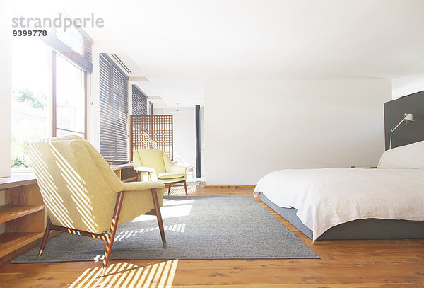 Sessel  Teppich und Bett im modernen Schlafzimmer