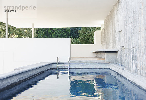 Steinmauer und Stufen im überdachten Pool