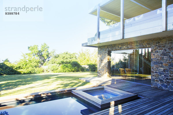 Modernes Haus mit Blick auf Pool und Holzdeck